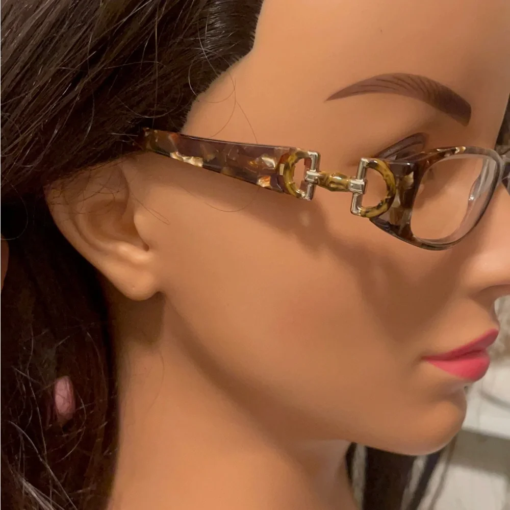 Authentic Gucci eyeglasses with two sides are designed with Gucci Horsebit Legos